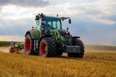 Wybór odpowiednich opon do traktora: Kluczowe czynniki do rozważenia